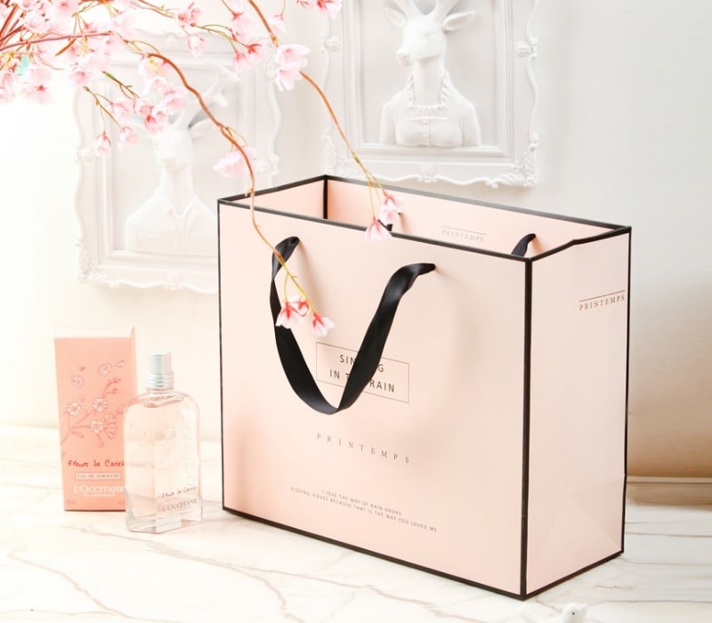 In túi giấy từ chất liệu Briston thường được lựa chọn để đựng mỹ phẩm